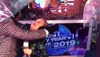 Desivé video: Stačilo málo a Chrissy Teigen by prišla o oko