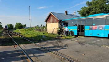 Hrozivá nehoda v Ivanke pri Nitre, zrazil sa tu vlak s autobusom