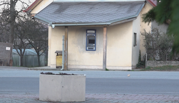Ďalší vybielený bankomat, tentoraz v obci Ladce. Zlodeji všetko zvládli za veľmi krátky čas