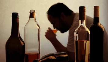 Alkoholizmus je vážnym spoločenským problémom. Ako rozpoznať závislosť od pitia?