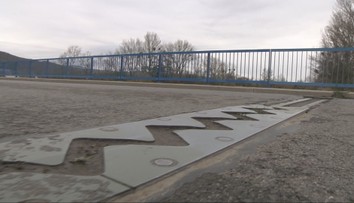 Nemá ho kto opraviť. Starý most v Strážskom spadol, nový je po troch rokoch poškodený
