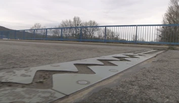 Nemá ho kto opraviť. Starý most v Strážskom spadol, nový je po troch rokoch poškodený