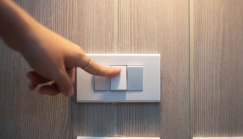 Stovky domácností v Trnavskom a Žilinskom kraji bude cez týždeň bez elektriny