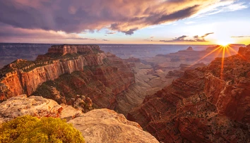 V americkom Grand Canyone panujú extrémne horúčavy. Turistom roztápajú topánky