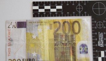 Najhorší falšovatelia peňazí: Zlepili dva papiere dole hlavou s nápisom "fake"