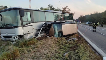 Pri Lozorne sa zrazili dve autá a autobus, zranili sa traja ľudia