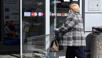 Zrušia sa otváracie hodiny pre seniorov? Reťazce by zmenu privítali