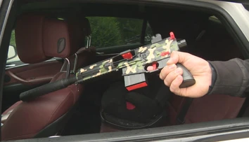 Previezol sa so synom s pištoľou v ruke pred domom, ktorý používa zvolený prezident. Teraz má na krku sociálku
