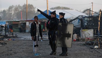 Džungľa v Calais stále nie je prázdna, nocovali v nej aj deti