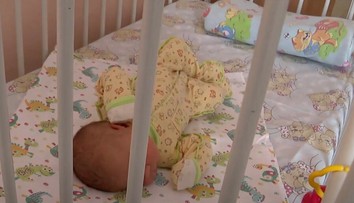 Tínedžeri našli novorodenca v snehu pri teplote -20 stupňov. Dievčatko zázrakom prežilo