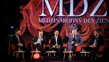 Smerácke MDŽ sa stali tradíciou. Opozičné političky odkazujú, že karafiát nestačí