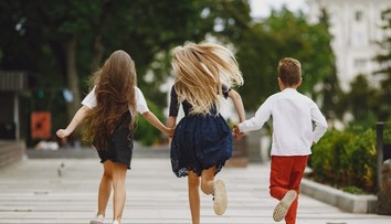 Sú súrodenci, no každý je iný. Našu osobnosť a vzťahy ovplyvňuje aj poradie, v akom sme sa narodili