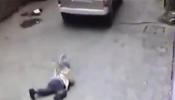 Štvorročného chlapca prešiel minibus. Vstal a šiel ďalej!