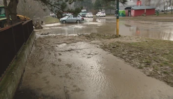 V Bratislave praskajú vodovodné potrubia. Takto zaplavila voda ulicu v Petržalke