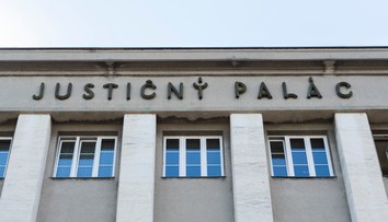 Väzeň v Justičnom paláci sa podpálil. S vážnymi zraneniami ho previezli do nemocnice