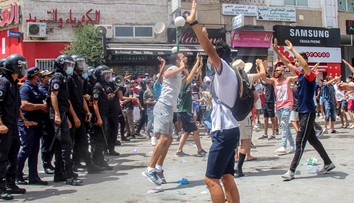 Potýčky v Tunisku. Predsedu parlamentu armáda nevpustila do budovy