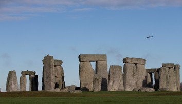 Odporcovia výstavby tunela protestovali v lokalite Stonehenge