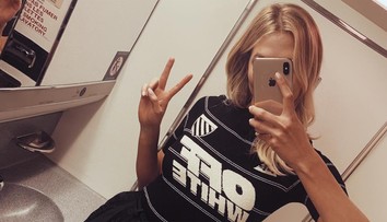 Slávna modelka prekvapila. Čo to má pod pazuchou?