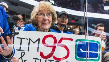 VIDEO: Moment, na ktorý čakala celý život. Seniorka (95) si prvýkrát naživo pozrela zápas NHL