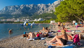 Makarská zatočila s prešpekulovanými turistami. Uterák si na pláži radšej už nenechávajte