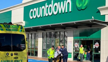 Muž útočil nožom v supermarkete. Odvážni zákazníci sa ho pokúsili zneškodniť
