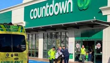 Muž útočil nožom v supermarkete. Odvážni zákazníci sa ho pokúsili zneškodniť