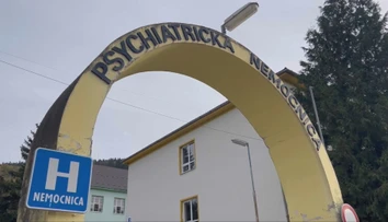 Muž, ktorý ušiel z psychiatrickej nemocnice, sa mohol voľne pohybovať po areáli. Útek si ani nevšimli