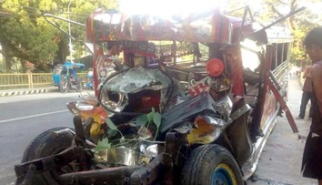 Pri zrážke autobusu s dodávkou zomrelo 20 vianočných pútnikov