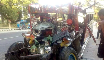Pri zrážke autobusu s dodávkou zomrelo 20 vianočných pútnikov
