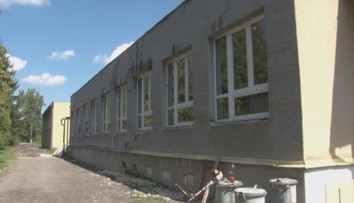 Škola konečne po 40 rokoch dostala nové okná. A hneď ich niekto zničil