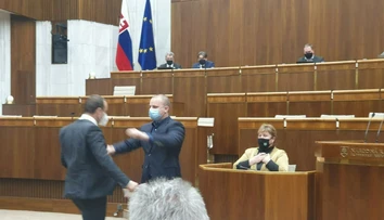 Mazurek strčil do poslanca Žiaka. Kotlebovci sa mu vraj vyhrážali, že doma nebude v bezpečí
