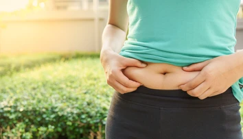 Ukladá sa vám tuk v okolí brucha? Takto mu dáte zbohom