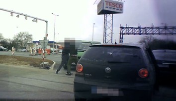 VIDEO: Najskôr trúbenie, potom päste. Na križovatke v Košiciach sa do seba pustili dvaja vodiči