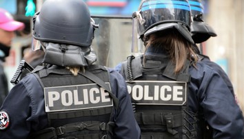 Dav ľudí zaútočil v Paríži na policajnú stanicu, išlo o reakciu na smrť tínedžera