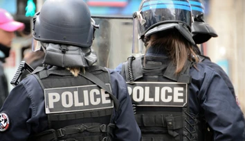 Dav ľudí zaútočil v Paríži na policajnú stanicu, išlo o reakciu na smrť tínedžera