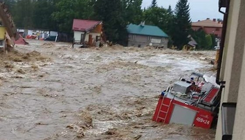 VIDEO: V Poľsku sa pretrhla už druhá priehrada. Mestečko je pod vodou