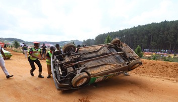 Tragédia na automobilových pretekoch. Auto vrazilo do davu, zahynulo sedem ľudí