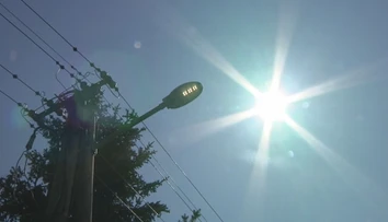 Obec na Zemplíne má kuriózny problém. Pouličné lampy svietia celý deň a nikto ich nevie vypnúť