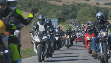 Kňazské rúcha vymenili za kožené oblečenie. Takto vyzerala púť motocyklistov