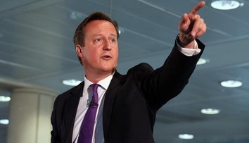 Prešľap, ktorý sa neodpúšťa: Ochrankár expremiéra Camerona nechal zbraň na toalete v lietadle