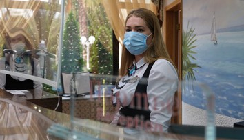 Rúšok a respirátorov sa nezbavíme päť rokov, tvrdí svetoznámy virológ