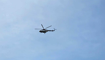 Pred Rožňavou sa čelne zrazilo auto s nákladiakom, jedno z vozidiel odhodilo na trávu, zasahoval vrtuľník