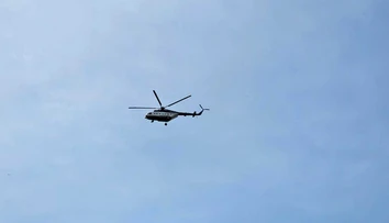 Pred Rožňavou sa čelne zrazilo auto s nákladiakom, jedno z vozidiel odhodilo na trávu, zasahoval vrtuľník