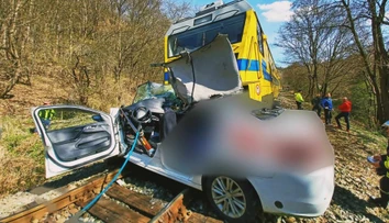 Zrážku taxíka s vlakom neprežil dôchodcovský pár. Svedkyňa opísala strašný náraz