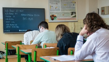 Vypnutý telefón, na stole iba voda a hárky s testami. Maturanti musia pri skúškach dodržať viaceré pravidlá