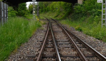 Závory ani červená manželov nezastavili. Žena v Ivanke pri Dunaji neprežila zrážku s rýchlikom