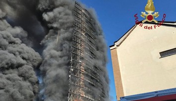 Výškový obytný dom v Miláne zachvátili obrovské plamene