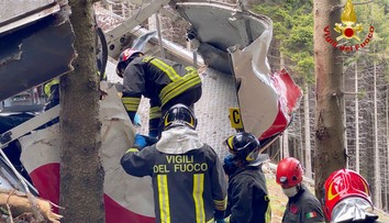 V súvislosti s pádom lanovky v Taliansku vyšetrujú nových podozrivých