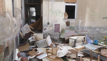 V Žiline tvrdo zasiahli proti neplatičom: Zbúrali ďalšiu zdevastovanú bytovku