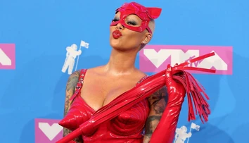 Hudobné ceny či skôr porno ceny? Speváčka si rozopla sako a bez okolkov vyvalila prsník